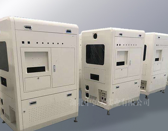 <p>【分光機(jī)外殼】本產(chǎn)品采用精密鈑金工藝打造，符合國際水準(zhǔn)，適配新能源、軍工、醫(yī)療器械、航天、通訊等多行業(yè)需求。依托激光切割、數(shù)控折彎等數(shù)百臺先進(jìn)設(shè)備，實(shí)現(xiàn)高精度成型；配備環(huán)評認(rèn)證噴涂線，確保表面處理環(huán)保且耐候性強(qiáng)。外殼結(jié)構(gòu)穩(wěn)固，散熱性能優(yōu)異，兼具電磁屏蔽與抗腐蝕特性，滿足分光設(shè)備對精密防護(hù)的嚴(yán)苛要求，保障設(shè)備穩(wěn)定運(yùn)行與長期可靠性。</p>